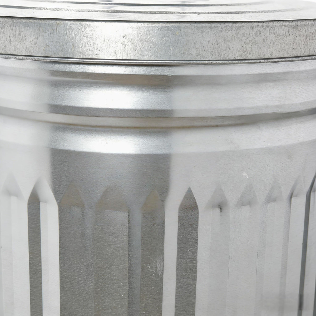 31 Gallon Galvanized Steel Trash Can with Lid D508